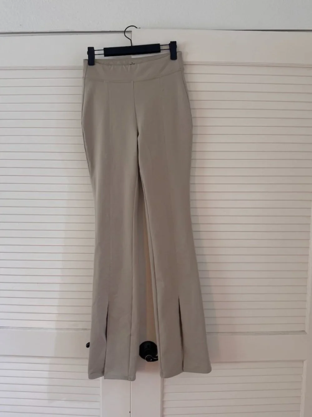 Alo Airbrush High-Waist Flutter Legging, Taupe, Size S
